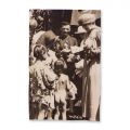 Regina Maria împărțind alimente copiilor, 1919, fotografie de presă, American Red Cross Photograph