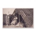 Regina Maria lângă coliba unor țărani, fotografie de epocă