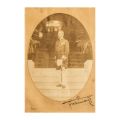 Regele Ferdinand pe treptele palatului regal, fotografie cu semnătură, atelier F. Mandy