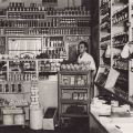 Bodegă în interbelic, fotografie tip carte poștală 