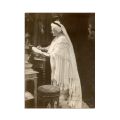 Carmen Sylva în cabinetul de lucru, fotografie cu semnătura suveranei și a fotografului Franz Mandy
