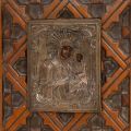 Icoană românească din argint, Fecioara Maria și pruncul Iisus, secolul al XIX-lea, cu ramă din lemn sculptat