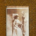 Principesa Maria a României, fotografie tip carte poștală, atelier F. Mandy, într-o ramă din goblen 