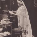 Regina Elisabeta scriind, fotografie de epocă, atelier Franz Mandy