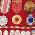 Colecție de 21 insigne și medalii din perioada comunistă