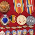 Colecție de 21 insigne și medalii din perioada comunistă