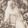 Regina Elisabeta înconjurată de flori, fotografie de Franz Mandy, cca. 1910 + bilet cu citat și semnătura olografă