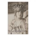 Regina Maria în ținuta încoronării, fotografie tip carte poștală, cu însemnare olografă
