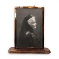 Regina Elisabeta a României, fotografie tip carte poștală, semnată, atelier F. Mandy, într-o ramă de birou din piele cu cifrul suveranei 