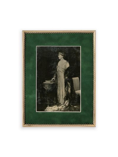 Regina Maria a României într-o ținută oficială, fotografie de epocă, cca. 1930