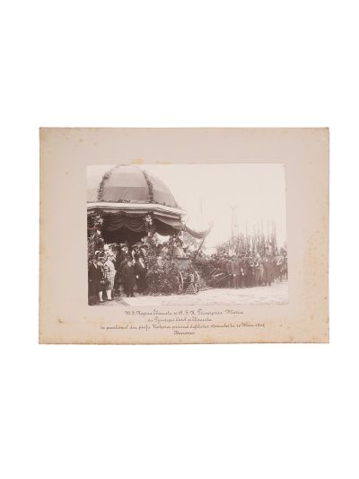 Regina Elisabeta și principesa Maria privind defilarea armatei, fotografie de epocă, 10 mai 1902 