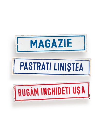 Păstrați liniștea, Rugăm închideți ușa, Magazie, trei indicatoare 