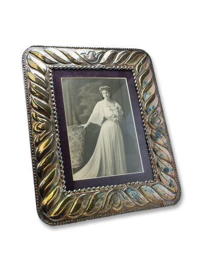 Principesa Maria a României în rochie albă, fotografie de epocă într-o ramă din argint