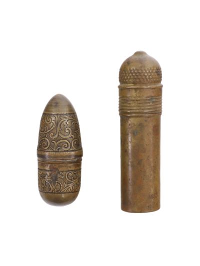 Două etuiuri metalice pentru echipamente de cusut 
