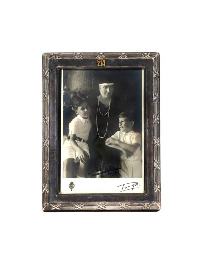 Prințesa Mignon alături de fiii acesteia, fotografie format carte poștală, cu semnătură, 1935