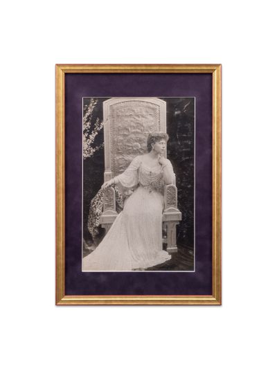 Principesa Maria a României pe un tron Art Nouveau, fotografie de mari dimensiuni 