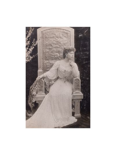 Principesa Maria a României pe un tron Art Nouveau, fotografie de mari dimensiuni 