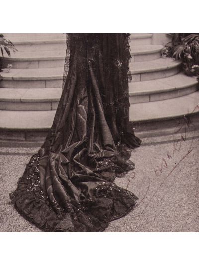 Regina Elisabeta în doliu, fotografie de mari dimensiuni, atelier F. Mandy, cu semnătură