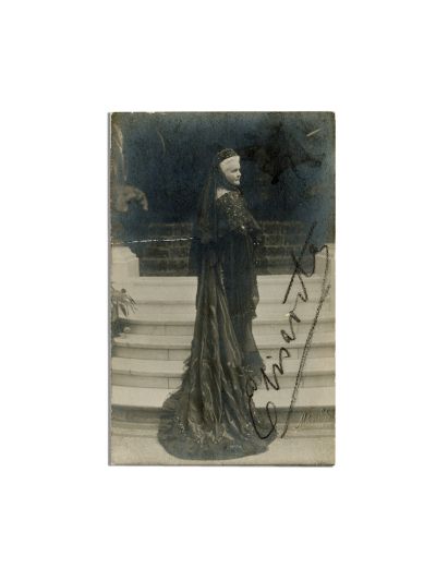 Regina Elisabeta, fotografie tip carte poștală cu semnătura olografă, cca. 1914
