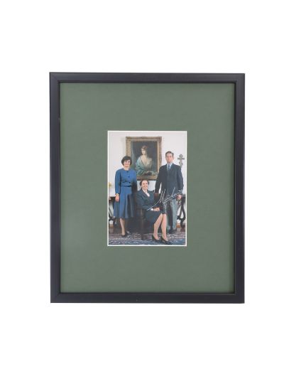 Regele Mihai I, regina Ana și principesa Margareta, fotografie de epocă cu semnătură