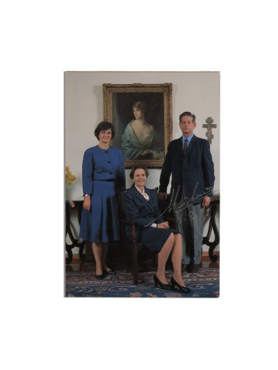 Regele Mihai I, regina Ana și principesa Margareta, fotografie de epocă cu semnătură