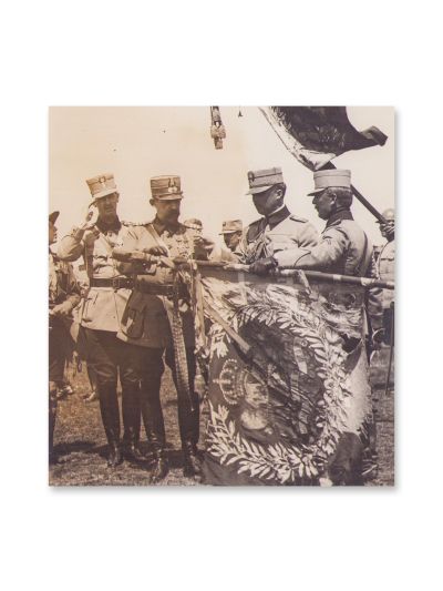 Regele Ferdinand decorează drapelul după Bătălia de la Mărășești, fotografie de epocă, 1917 