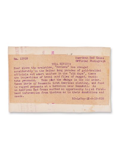 Regina Maria împărțind alimente copiilor, 1919, fotografie de presă, American Red Cross Photograph