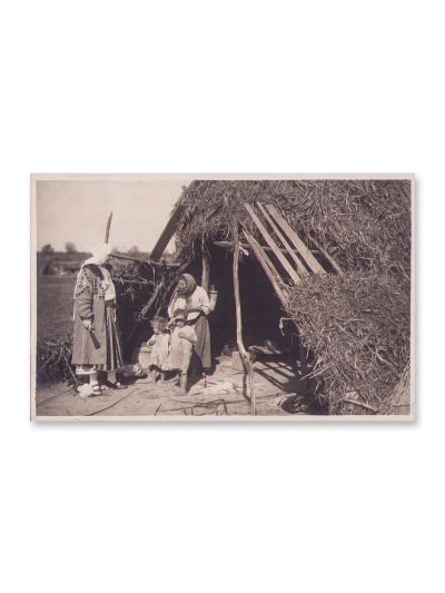 Regina Maria lângă coliba unor țărani, fotografie de epocă