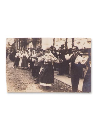 Regina Maria și Iuliu Maniu dansând hora, fotografie de epocă, 1919