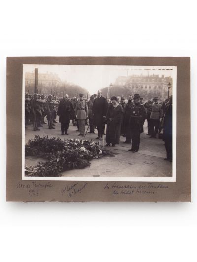 Regina Maria și regele Ferdinand vizitând Mormântul Soldatului Necunoscut din Paris, 1924, trei fotografii de epocă