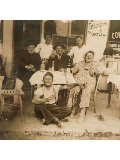 Terasa unei cârciumi, fotografie tip carte poștală