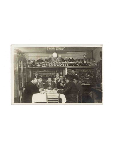 La masă în cramă, fotografie tip carte poștală