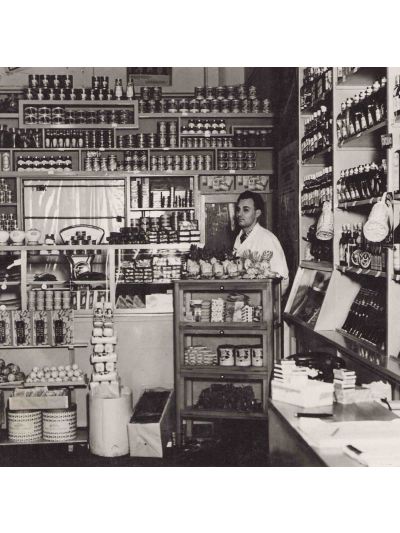 Bodegă în interbelic, fotografie tip carte poștală 