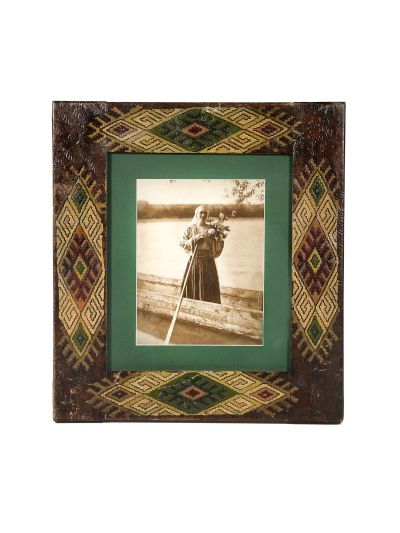 Regina Maria a României în Delta Dunării, fotografie de epocă într-o ramă neoromânească