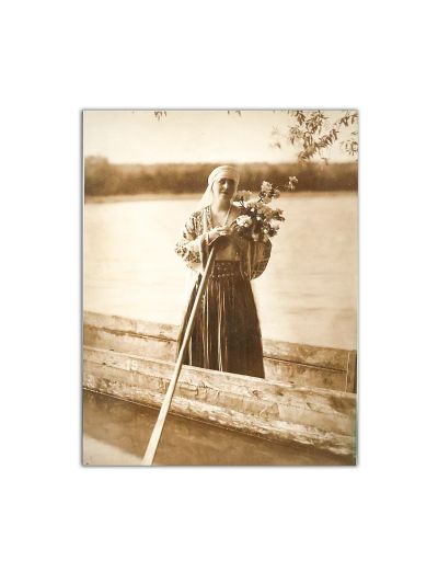 Regina Maria a României în Delta Dunării, fotografie de epocă într-o ramă neoromânească