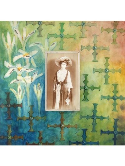 Principesa Maria a României, fotografie de epocă, cu un passepartout pictat cu motivul crucii și al irișilor 