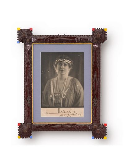 Regina Maria purtând o coroană de inspirație romană, fotografie de mari dimensiuni semnată olograf, 1925