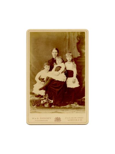 Principesa Maria, principesa Victoria Melita și prințesa Alexandra de Saxa-Coburg și Gotha, fotografie de cabinet, atelier W. D. Downey