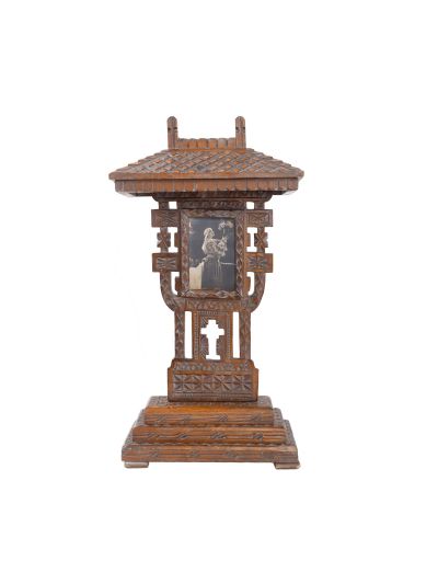 Troiță de mici dimensiuni cu fotografia reginei Maria a României