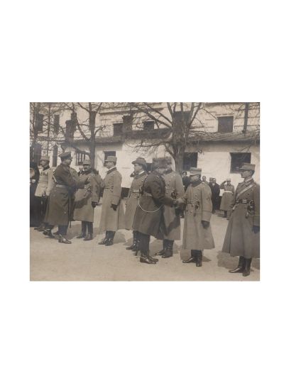 Regele Ferdinand I și principele moștenitor Carol alături de un regiment de ofițeri, cca. 1917