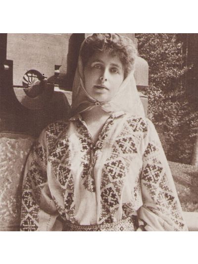 Regina Maria în costum popular românesc, fotografie tip carte poștală