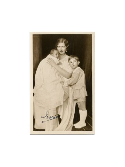 Regina Maria a Iugoslaviei, fotografie tip carte poștală cu semnătură olografă, atelier Guggenberger Mairovitz