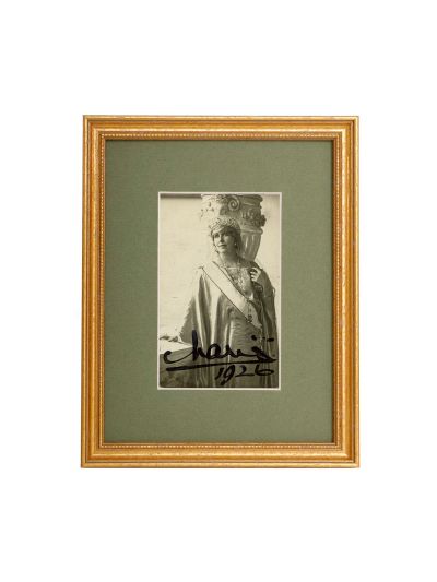Regina Maria a României purtând tiara și colierul Cartier, fotografie semnată olograf, 1926   