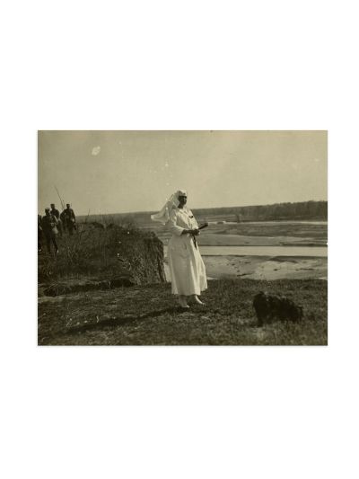 Regina Maria în uniformă de Crucea Roșie pe malul Siretului, fotografie de epocă, cca. 1917