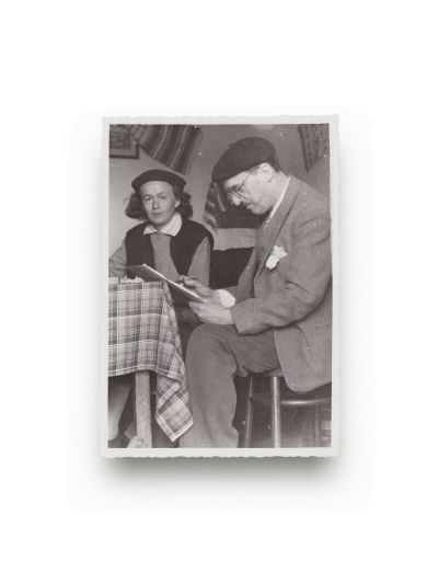 George Matei Cantacuzino realizând o schiță, fotografie de epocă