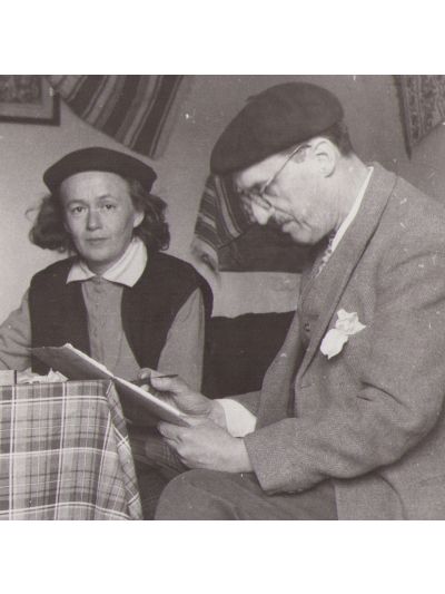 George Matei Cantacuzino realizând o schiță, fotografie de epocă