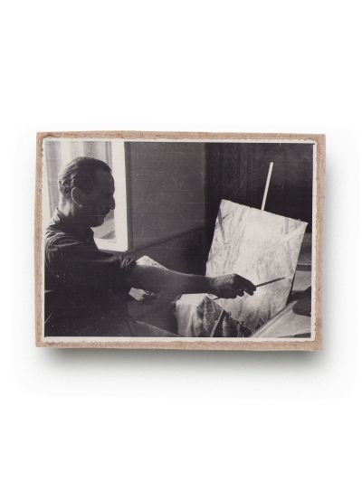 George Matei Cantacuzino realizând un portret în atelierul său, fotografie de epocă, cca. 1958