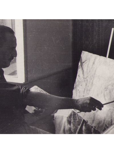 George Matei Cantacuzino realizând un portret în atelierul său, fotografie de epocă, cca. 1958