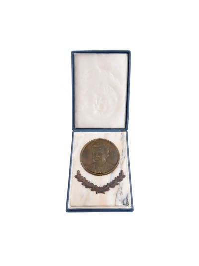 Plachetă cu efigia lui Nicolae Ceaușescu, marmură și bronz