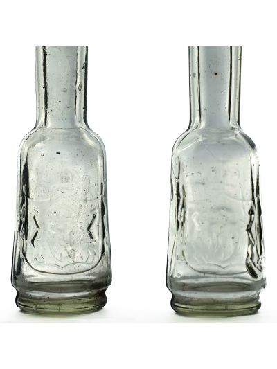 Două țoiuri din sticlă cu stema mare a României